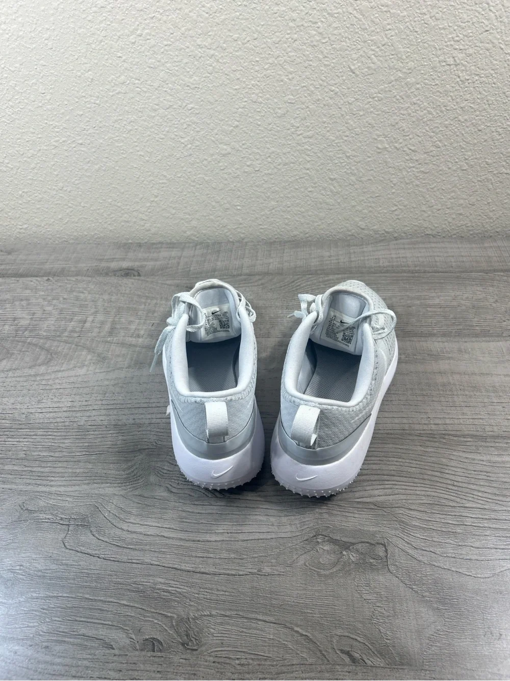 Nike Women’s Lightweight Running Sneakers White Athletic Shoes Size 7.5